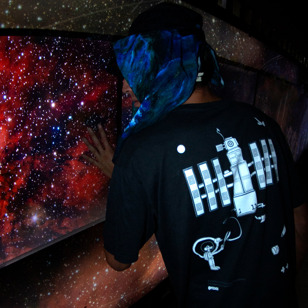 Polera gris oscuro, Adiós estación espacial.